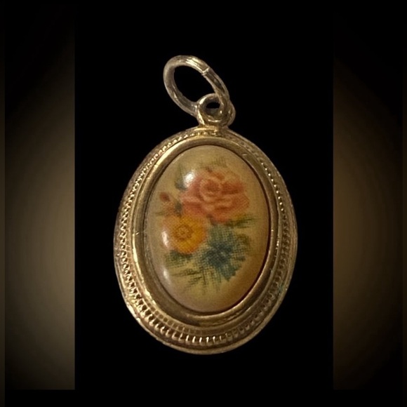 MAKE AN OFFER 🍒 Vintage Costume Avon Flower Pendant #9107 - Picture 2 of 6